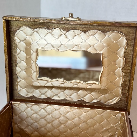 Beautiful 1960s Wood Box Purse w Brown and Gold Iridescent Weaved Style Finish - Picture 7 of 10